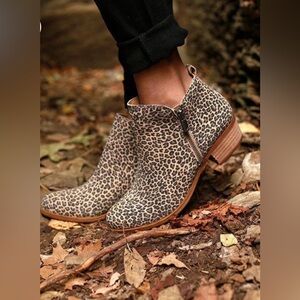 Lucky Brand - Cheetah Leopard Print Bootie Boots Double Zippers Sz 6.5